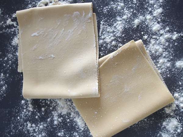 Это идеальная домашняя паста для лазаньи: ее не нужно варить, и она становится еще вкуснее.