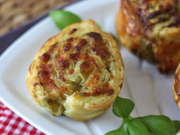 Эти слоеные пирожки с песто готовятся всего за 15 минут... а исчезают еще быстрее.