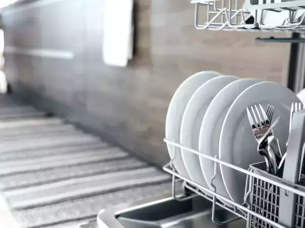 Нужно ли ополаскивать посуду перед тем, как положить ее в посудомоечную машину - мнение экспертов
