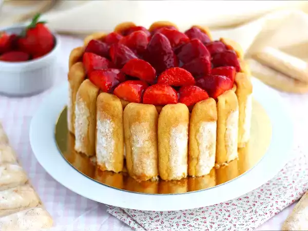 Эта простая клубничная шарлотка - наш любимый весенний десерт!