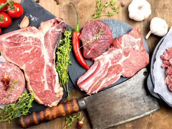 Почему мясо перед приготовлением всегда нужно вынимать из холодильника (и на какое время)