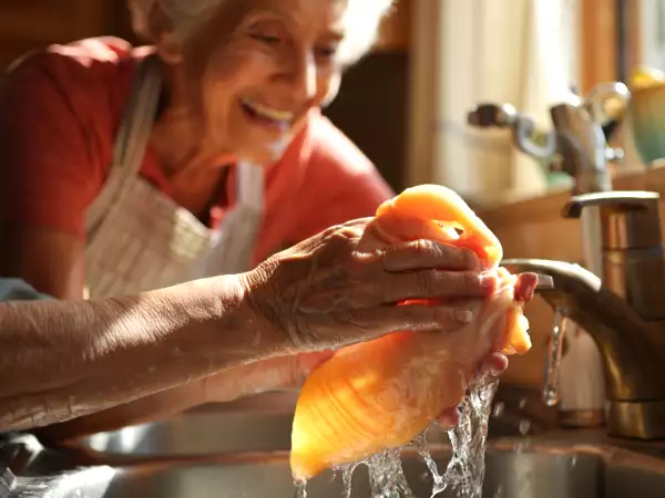 Нужно ли мыть курицу перед приготовлением? Правда, которую вам не рассказывали мама и бабушка