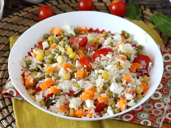 Сделайте салаты из остатков: 17 рецептов, которые помогут превратить оставшиеся в холодильнике продукты в невероятные блюда