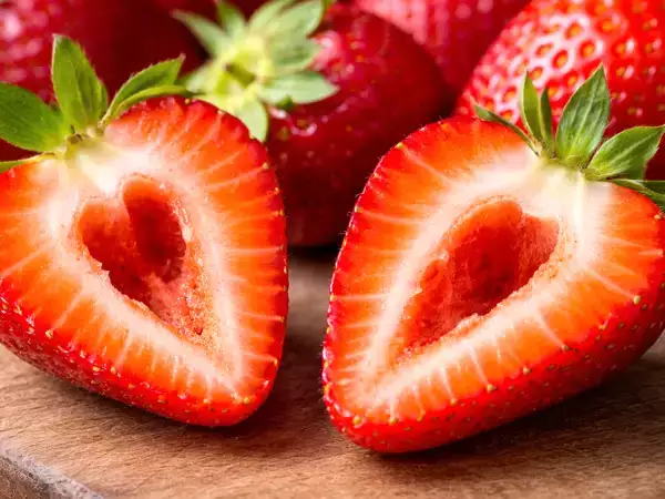 Почему у некоторых сортов клубники внутри есть дырки? Есть негласная причина.