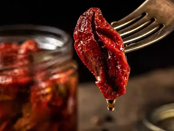 Вяленые помидоры в масле: концентрат вкуса в кладовой и 10 рецептов, которые помогут извлечь из них максимум пользы.