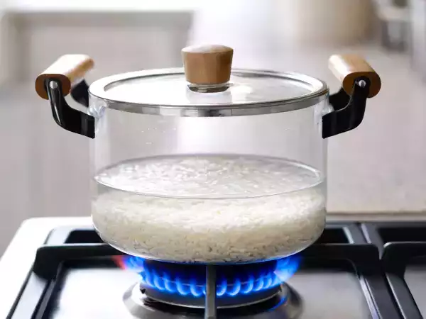 Не нужно отмерять воду: простой трюк для рассыпчатого риса, который почти никто не использует