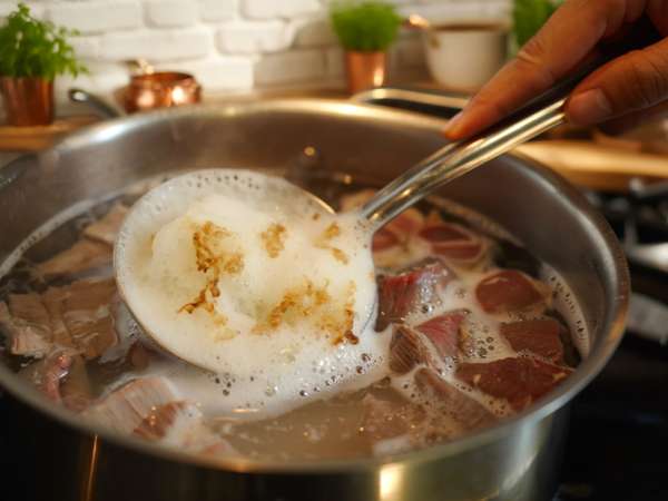 Странная пена на мясе имеет объяснение, которое меняет все на кухне