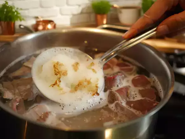Странная пена на мясе имеет объяснение, которое меняет все на кухне