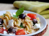 Рецепт Салата с паста, домати, маслини и фета