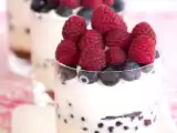 Рецепт Лесен трайфъл с боровинки и малини