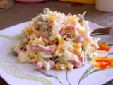 Рецепт Вкусный салатик с колбасой, яйцами, кукурузой, горошком и капустой