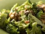 Рецепт Салатик из свежей брокколи с добавлением изюма и орешков