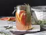 Рецепт Вода со вкусом грейпфрута и розмарина: детокс-напиток без добавления сахара