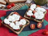 Рецепт Брускетта с песто, помидорами черри и сыром моцарелла