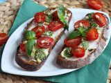Рецепт Сэндвичи со свежим сыром, песто и помидорами черри