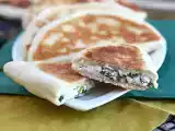 Рецепт Турецкие блинчики с начинкой из феты, лимона и петрушки - gözleme