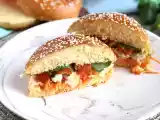 Рецепт Сэндвич с маринованной курицей, капустным салатом, помидорами и базиликом