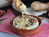 Рецепт Запеченный в духовке камамбер с медом и грецкими орехами