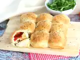 Рецепт Булочки для пиццы с ветчиной и сырной начинкой