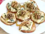 Рецепт Тост с рокфором, грецкими орехами и медом