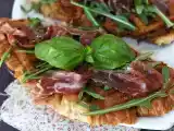 Рецепт Круассан с инжирным джемом, козьим сыром и иберийской ветчиной.