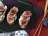 Рецепт Tartines de figues, fromage de chèvre frais, miel et romarin