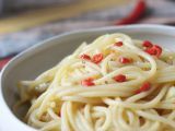 Рецепт Спагетти aglio, olio e peperoncino: блюдо итальянской традиции, приготовленное в последнюю минуту