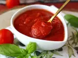Рецепт Сырой томатный соус с насыщенным вкусом, идеально подходящий для начинки пиццы или пинсы.