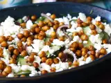 Рецепт Салат из огурцов, жареного нута, авокадо и феты