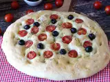 Рецепт Высокая и мягкая фокачча с помидорами черри, оливками и орегано