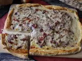 Рецепт Zwiebelkuchen: немецкий пирог с нежным луком и кусочками бекона