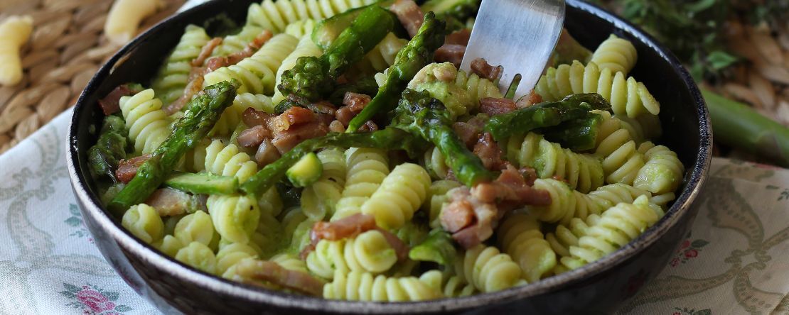 Сливочная паста со спаржей и беконом: простой и вкусный рецепт