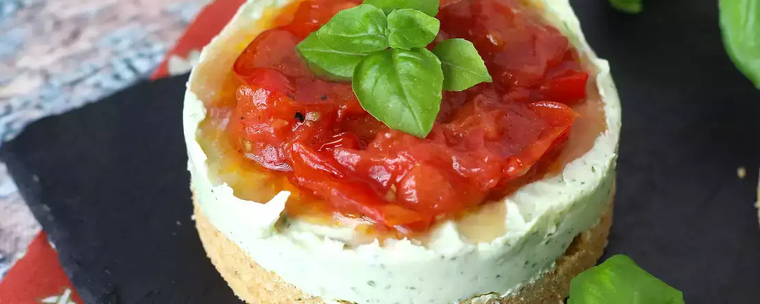 Однопорционный пикантный чизкейк с базиликом и помидорами черри: вкусная идея для фуршетов и аперитивов