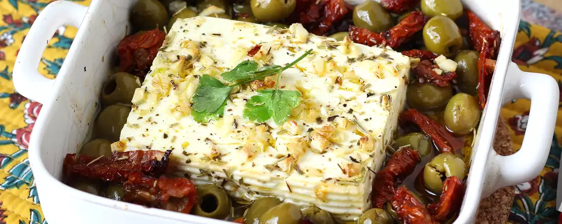 Запеченная фета с вялеными помидорами и оливками, средиземноморский стиль