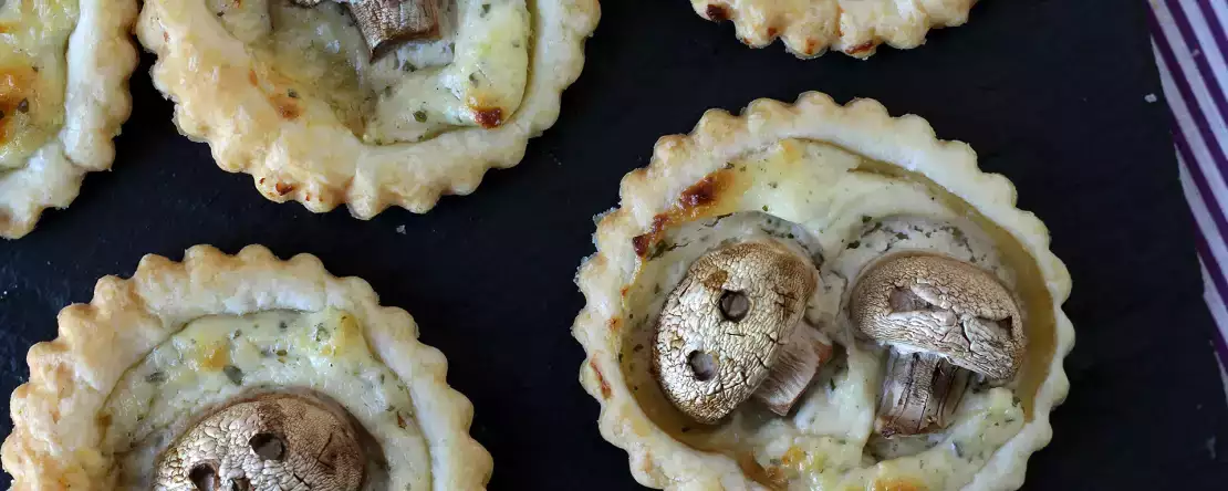Пирожки на хэллоуин с грибами и сыром с чесноком и травами