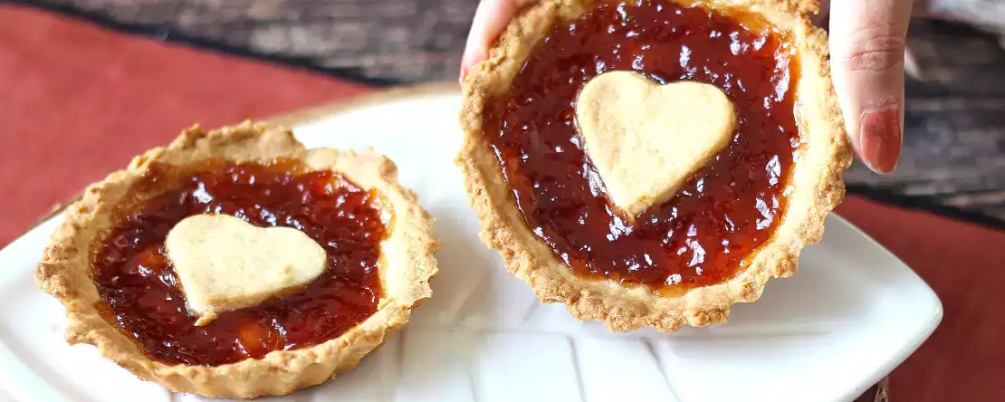 Пирожные на день святого валентина с клубничным джемом: романтические домашние угощения