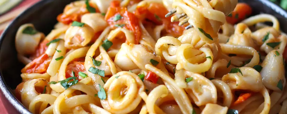 Паста с замороженными кальмарами и помидорами черри: простой и вкусный рецепт