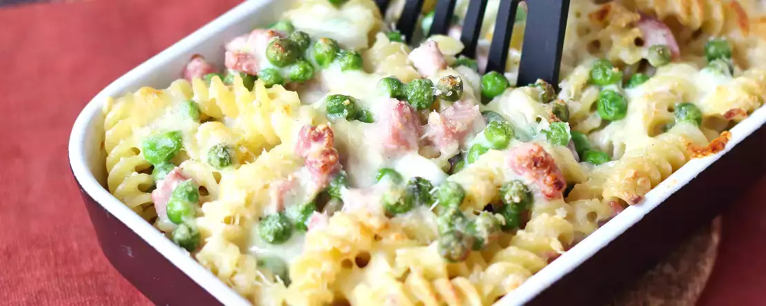 Запеченные в сливках макароны с горошком и ветчиной au gratin