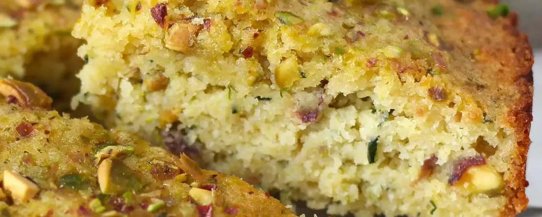 Ультравлажный пирог с фисташками, лаймом и кабачками