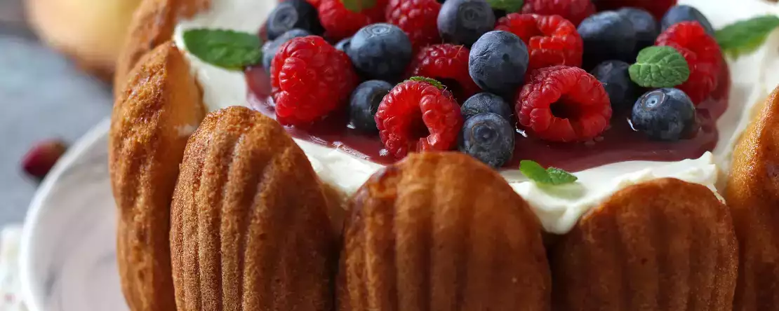 Шарлотка из красных фруктов с мадленками