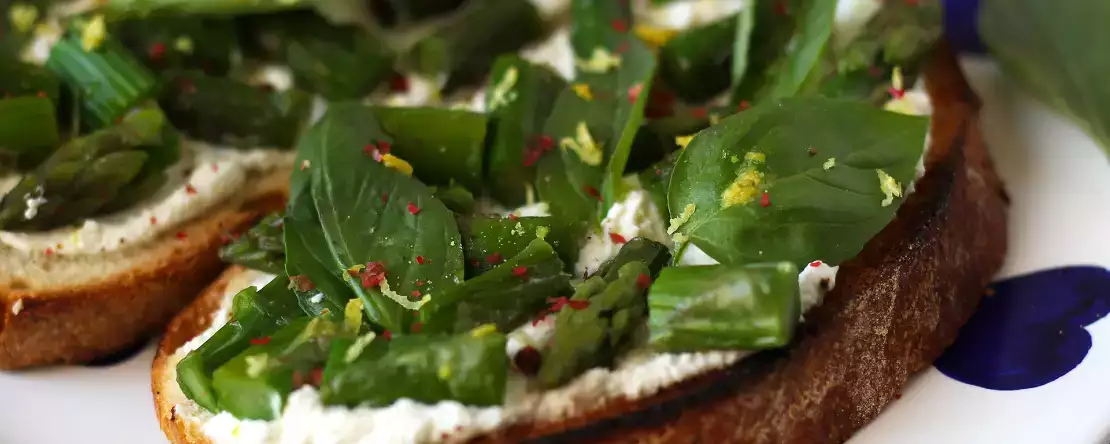 Тартины со спаржей, лимоном и базиликовой рикоттой