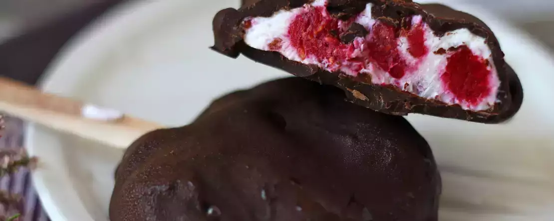 Скайра, малина и шоколадное мороженое. полезный перекус для солнечных дней!