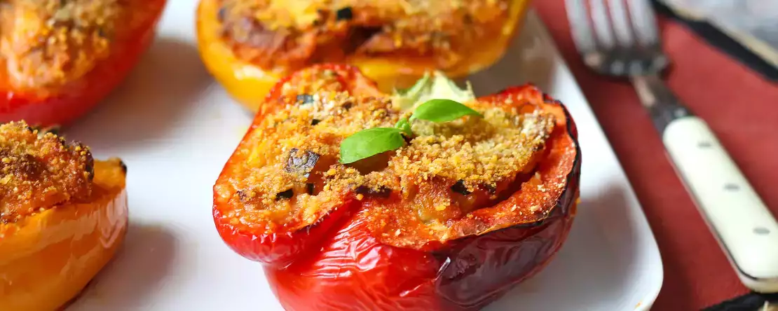 Запеченные вегетарианские фаршированные перцы: простой и вкусный рецепт с овощами и сыром моцарелла
