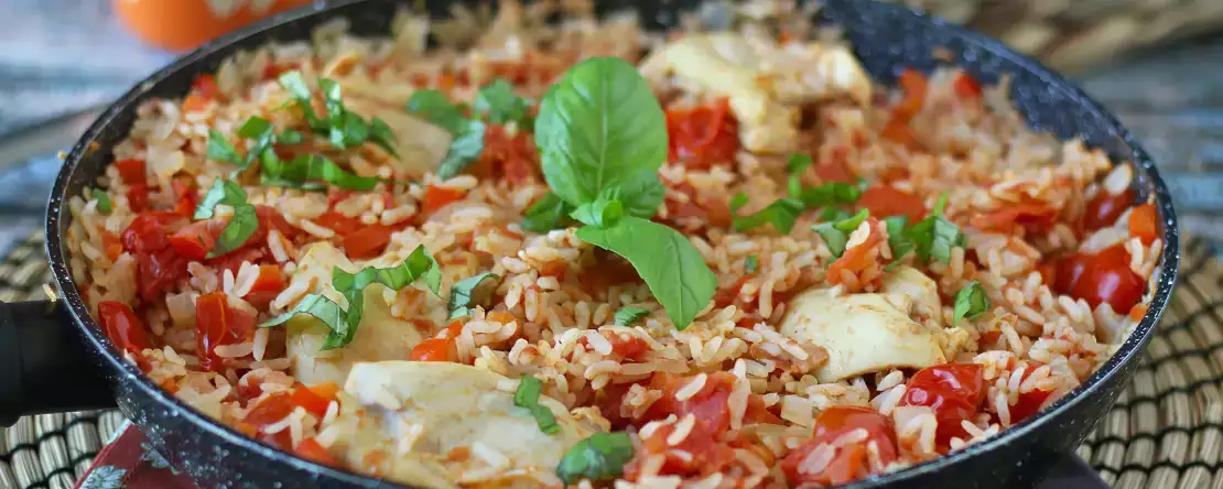 Одно блюдо с курицей, рисом с помидорами и перцем