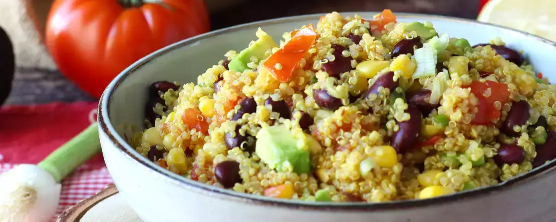 Протеиновый салат из киноа с красной фасолью и кукурузой