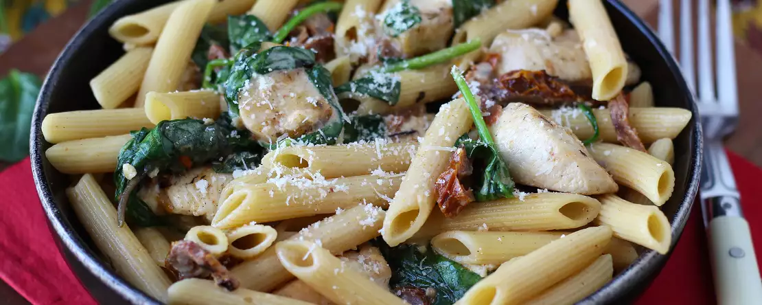 Marry me chicken pasta: паста со сливочным соусом, курицей, вялеными помидорами и пармезаном