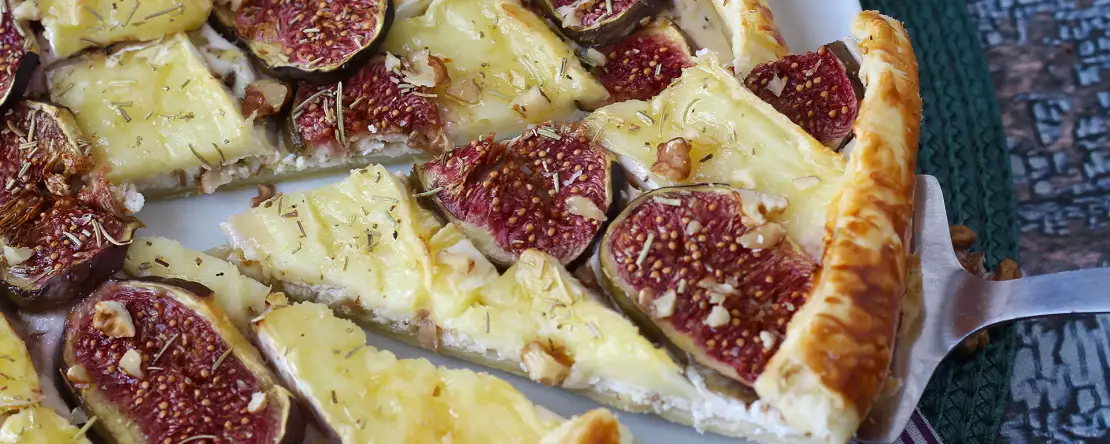 Тонкий пирог с инжиром, бри и грецкими орехами