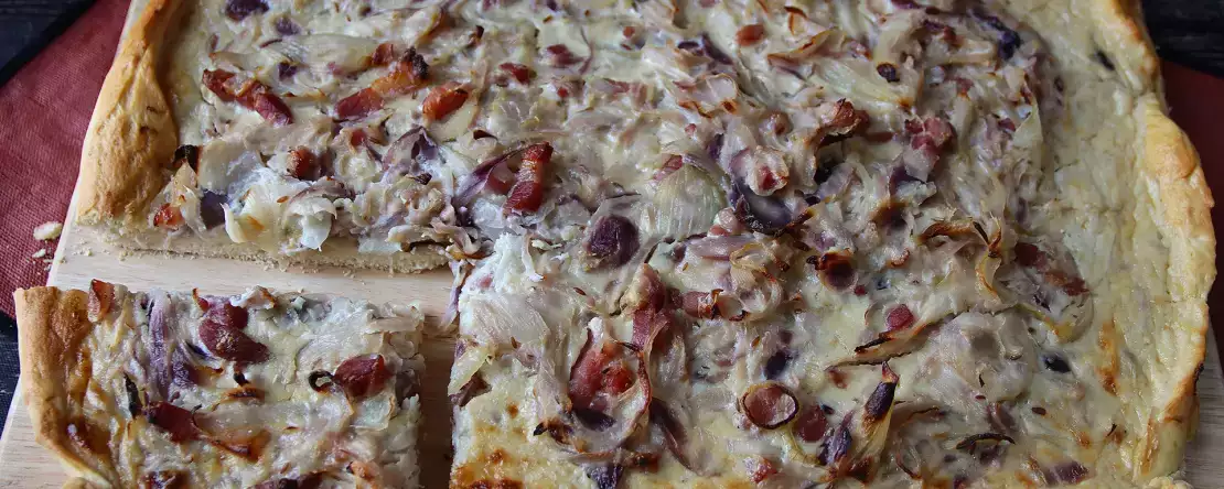 Zwiebelkuchen: немецкий пирог с нежным луком и кусочками бекона