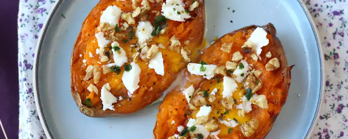 Запечённый батат с яйцом, фетой, мёдом и орехами