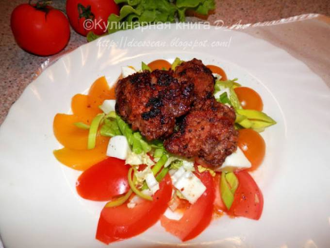 Салат из куриной печени с персиками и сыром